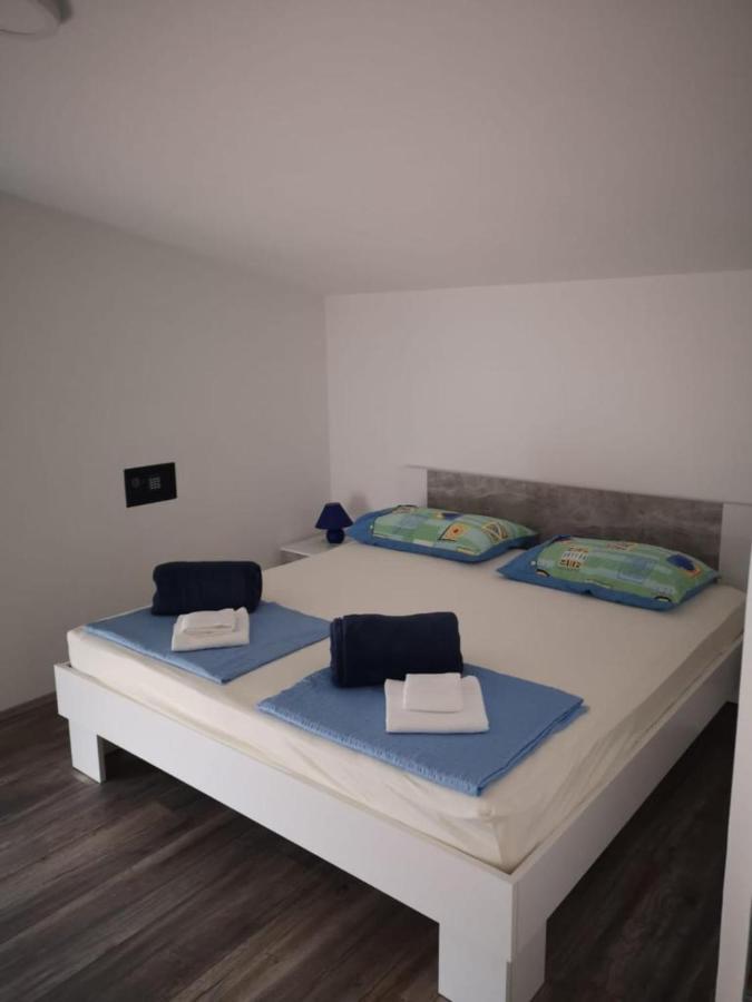 Apartments Tara Ražanac Exterior foto